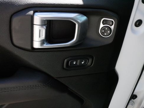 Used 2020 Jeep Wrangler Unlimited Sahara AWD/4WD image 19