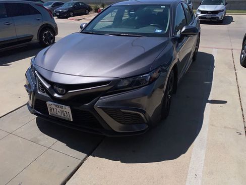 Used 2022 Toyota Camry SE image 1