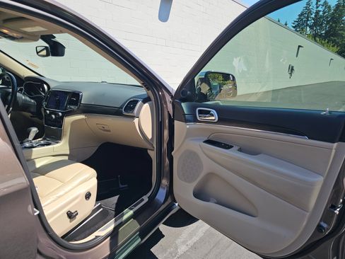 Used 2021 Jeep Grand Cherokee Limited w/ Sun & Sound Group AWD/4WD image 12