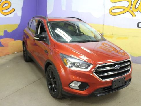 Used 2019 Ford Escape Titanium AWD/4WD image 2