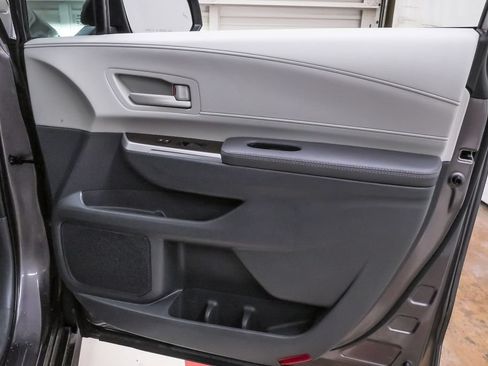 Used 2024 Toyota Sienna LE w/ LE Plus Package FWD image 27