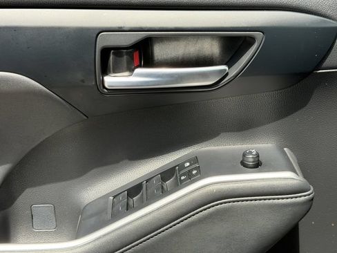 Used 2024 Toyota Highlander XLE FWD image 24