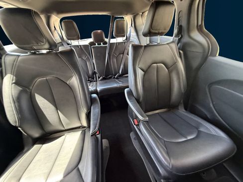 Used 2024 Chrysler Pacifica Limited FWD image 18