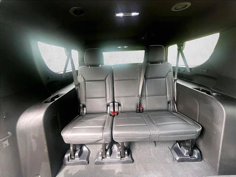 Used 2025 Chevrolet Suburban Premier RWD image 30