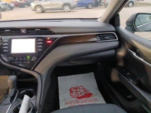 Used 2019 Toyota Camry LE image 12