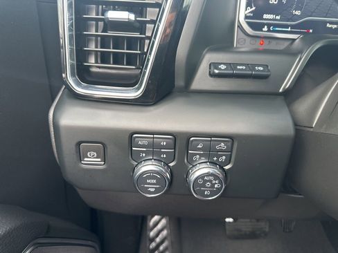 Used 2023 GMC Sierra 1500 Denali w/ Denali Reserve Package AWD/4WD image 11