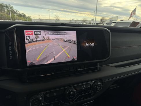 Used 2024 Jeep Gladiator Rubicon w/ Technology Group image 18