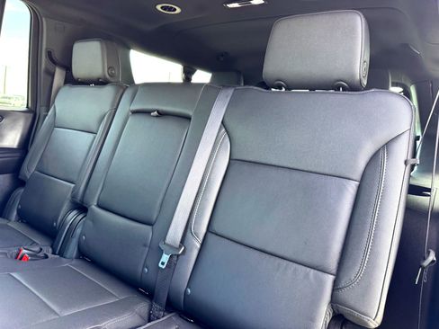 Used 2025 Chevrolet Suburban Z71 image 17