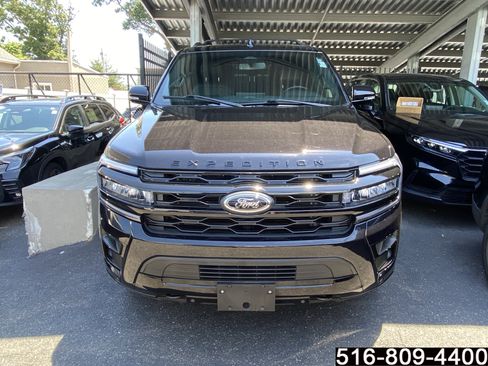 Used 2023 Ford Expedition Limited AWD/4WD image 2
