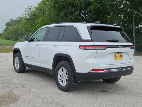 Used 2024 Jeep Grand Cherokee Laredo RWD image 5