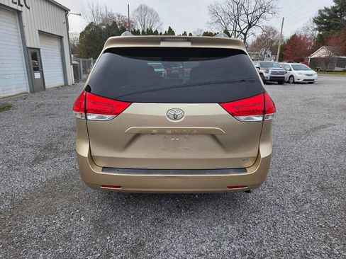 Used 2011 Toyota Sienna XLE w/ Entertainment Pkg image 4