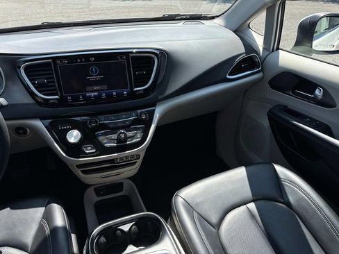 Used 2023 Chrysler Pacifica Touring-L FWD image 18
