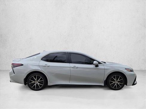 Used 2022 Toyota Camry SE FWD image 4