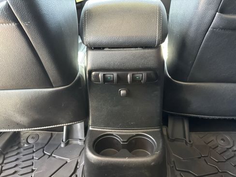 Used 2018 Jeep Wrangler Unlimited Sahara image 38