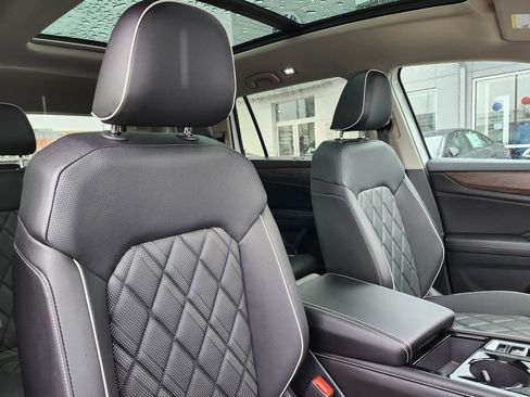 Used 2024 Volkswagen Atlas SEL Premium R-Line AWD/4WD image 18
