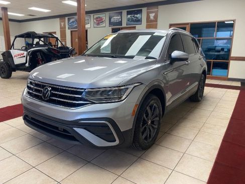 Used 2022 Volkswagen Tiguan SE image 1