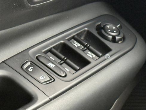 Used 2023 Jeep Renegade Latitude AWD/4WD image 34