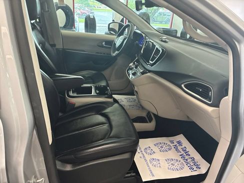 Certified 2024 Chrysler Pacifica Touring-L FWD image 41