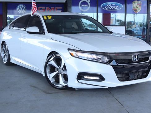 Used 2019 Honda Accord Sport image 2