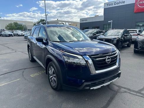 Used 2023 Nissan Pathfinder SL AWD/4WD image 3