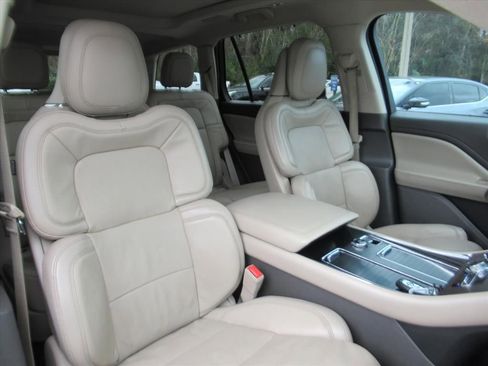Used 2020 Lincoln Aviator Reserve w/ Equipment Group 201A image 8