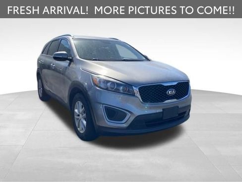 Used 2017 Kia Sorento AWD w/ LX Convenience Package image 2