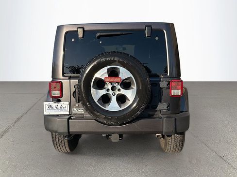 Used 2017 Jeep Wrangler Unlimited Sahara w/ Connectivity Group AWD/4WD image 5