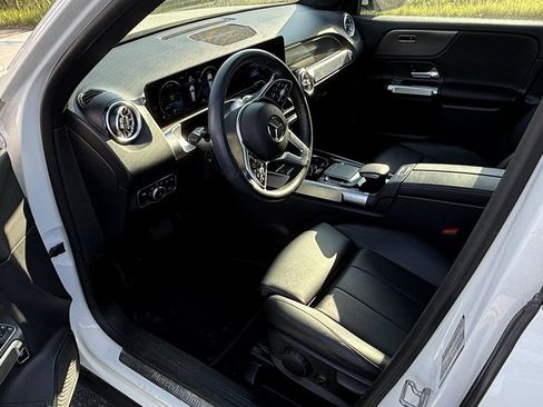 Used 2022 Mercedes-Benz GLB 250 4MATIC w/ Premium Package Lite image 3