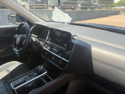 Used 2024 Nissan Pathfinder SV FWD image 17