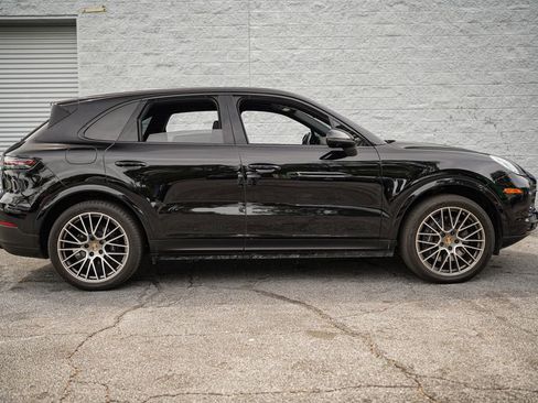 Used 2022 Porsche Cayenne Platinum Edition image 18