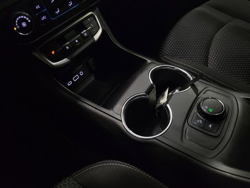 Used 2024 GMC Terrain SLE image 26