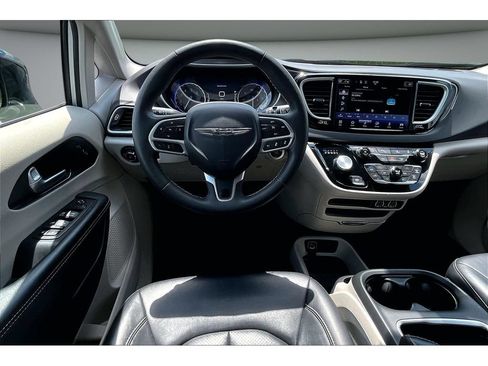 Used 2024 Chrysler Pacifica Touring-L FWD image 7