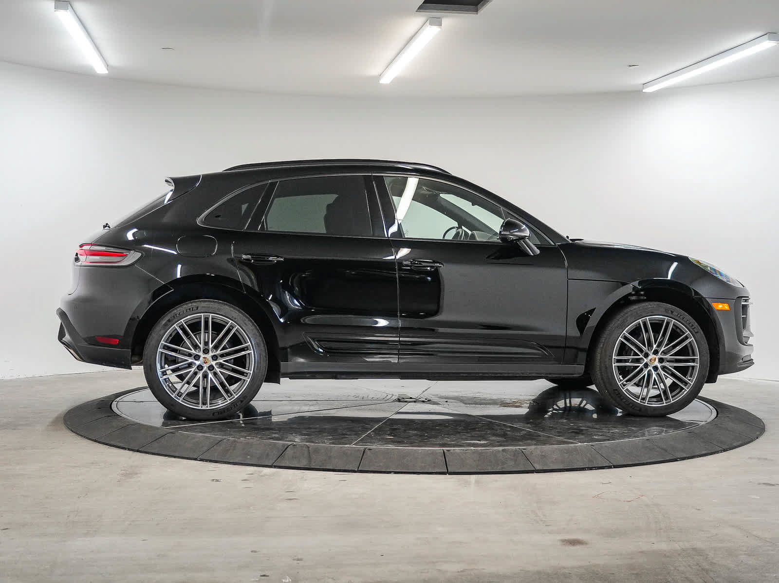 Certified 2026 Porsche Macan AWD/4WD image 6