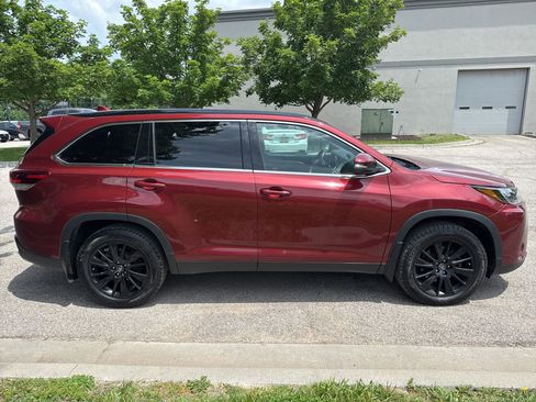 Used 2019 Toyota Highlander SE AWD/4WD image 4