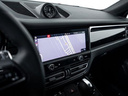 Certified 2023 Porsche Macan AWD/4WD image 16