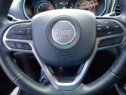 Used 2019 Jeep Cherokee Latitude Plus w/ Comfort/Convenience Group AWD/4WD image 17