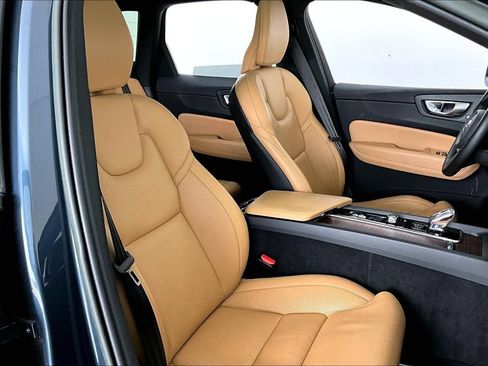 Used 2023 Volvo XC60 B5 Ultimate w/ Climate Package FWD image 8