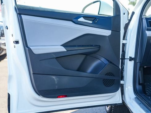 Used 2024 Volkswagen Taos SE image 19