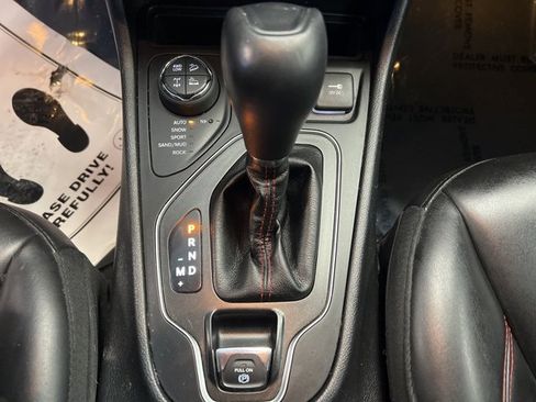 Used 2019 Jeep Cherokee Trailhawk w/ Cold Weather Group image 29