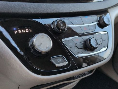 Used 2024 Chrysler Pacifica Touring-L FWD image 22