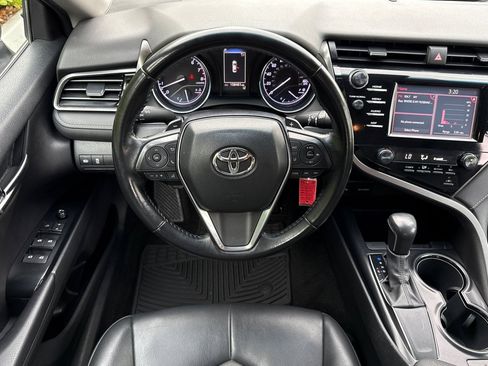 Used 2020 Toyota Camry SE FWD image 14
