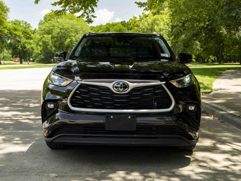 Used 2024 Toyota Highlander XLE FWD image 3