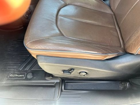 Used 2017 Chrysler Pacifica Limited FWD image 12