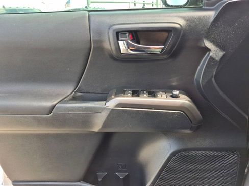 Used 2018 Toyota Tacoma TRD Sport w/ Technology Package image 15