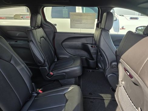 New 2026 Chrysler Pacifica Select image 8