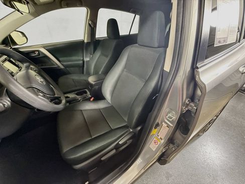 Used 2018 Toyota RAV4 LE FWD image 18