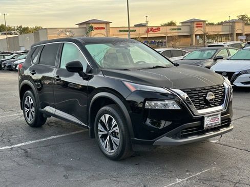 Used 2023 Nissan Rogue SV image 3