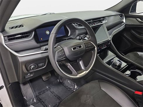 Used 2023 Jeep Grand Cherokee Altitude image 16