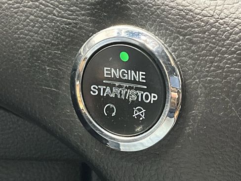 Used 2018 Ford Edge SE image 16