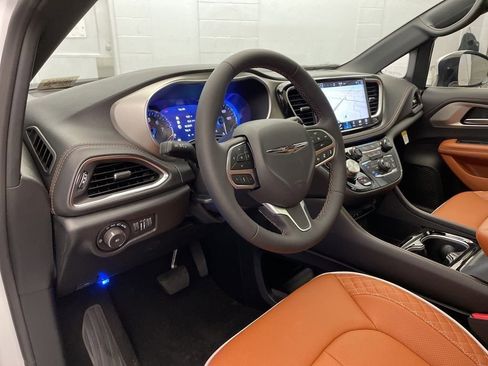 New 2026 Chrysler Pacifica Pinnacle w/ Trailer Tow Group image 15